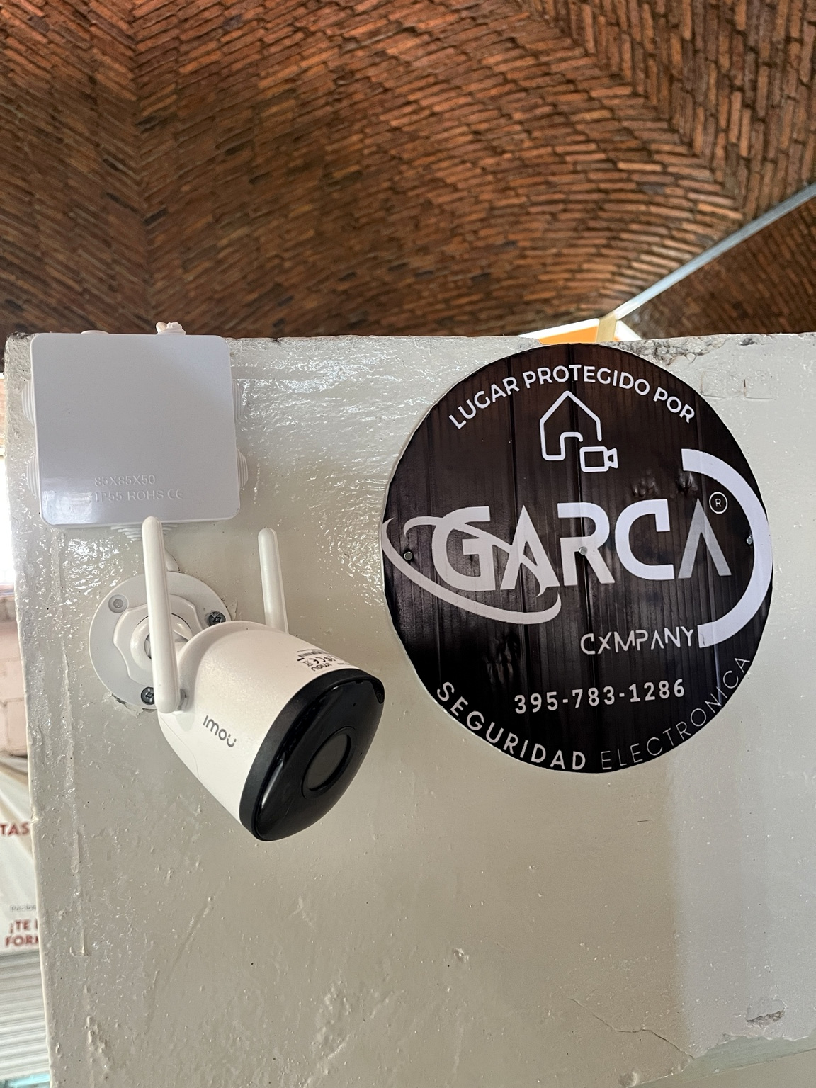Cámara Imou instalada con placa Garca