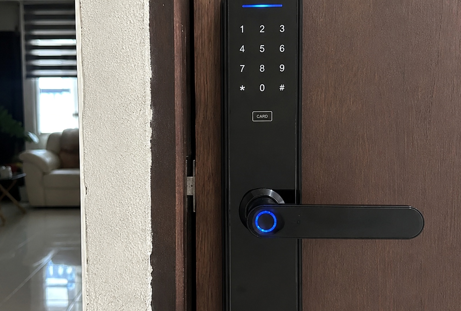 Chapa electrónica inteligente instalada en puerta