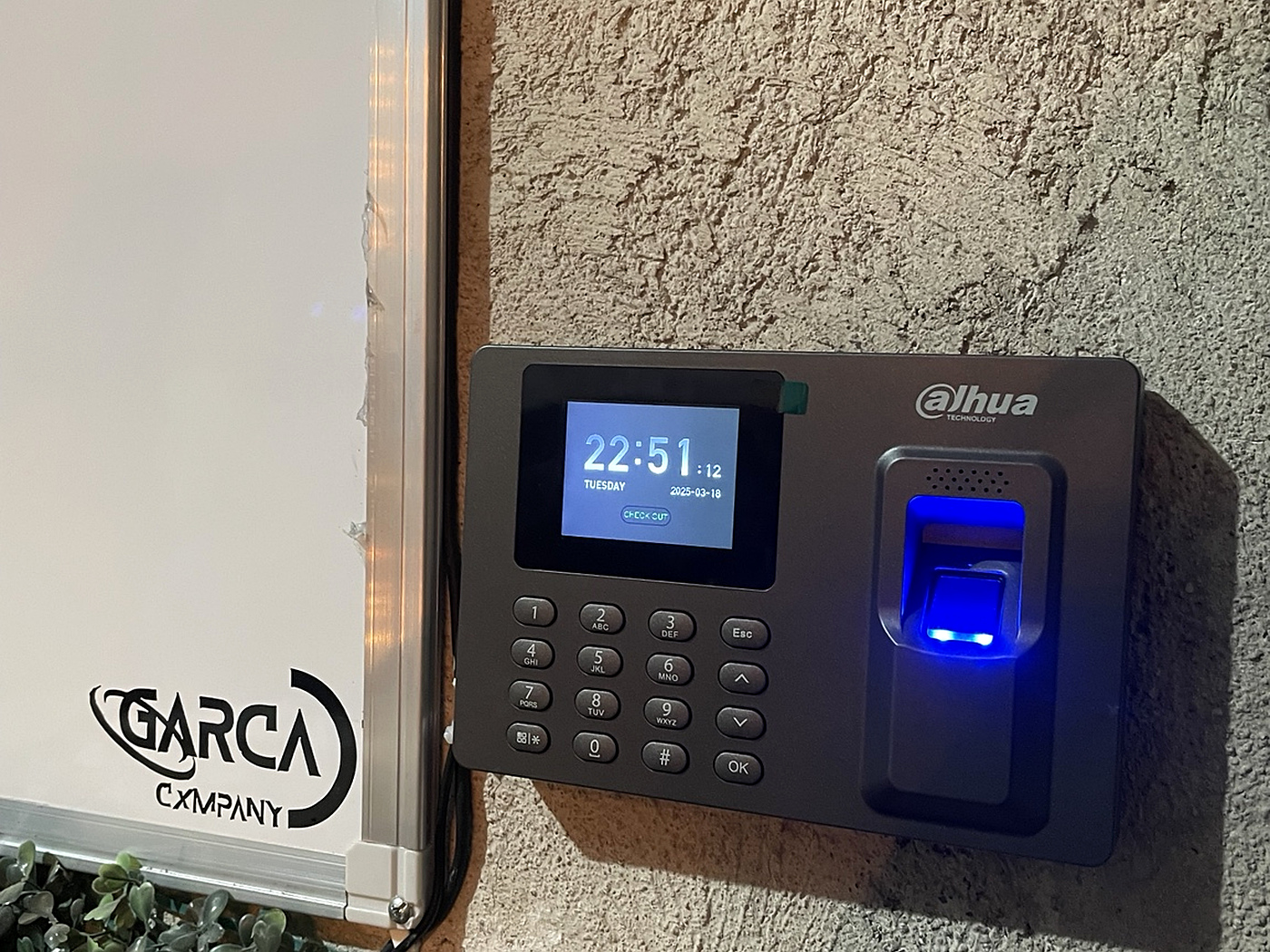 Control de acceso biométrico Dahua instalado por Garca Cxmpany