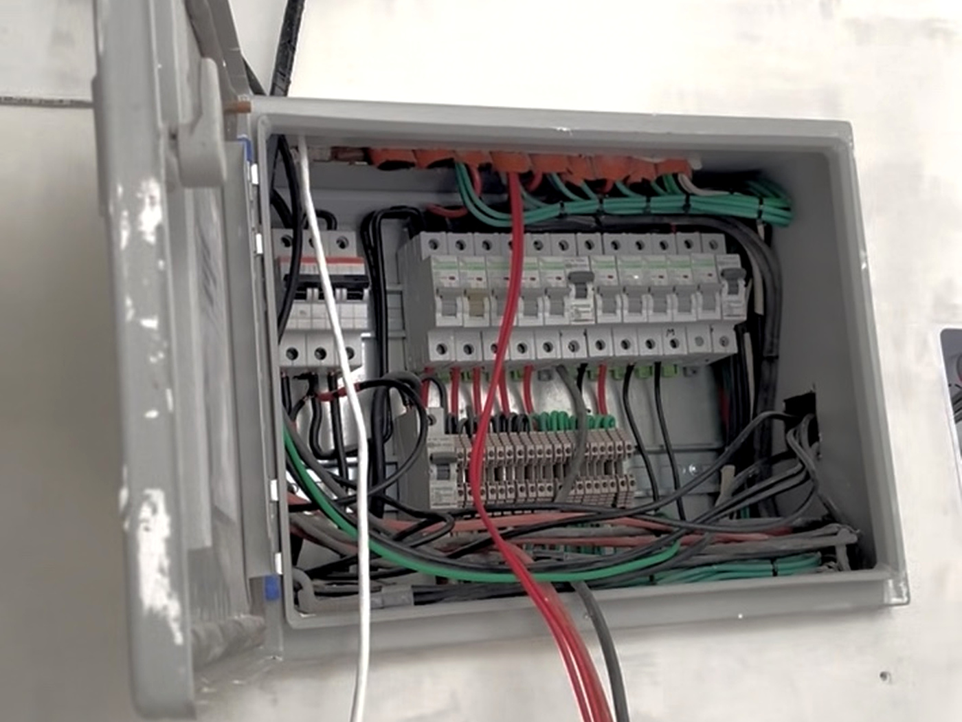 Tablero eléctrico y protecciones instaladas